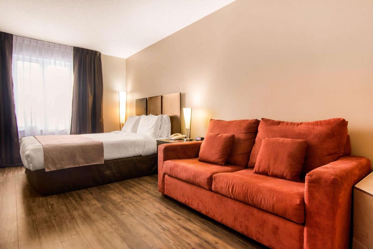 Econo Lodge Inn & Suites Saint Apollinaire Exterior foto