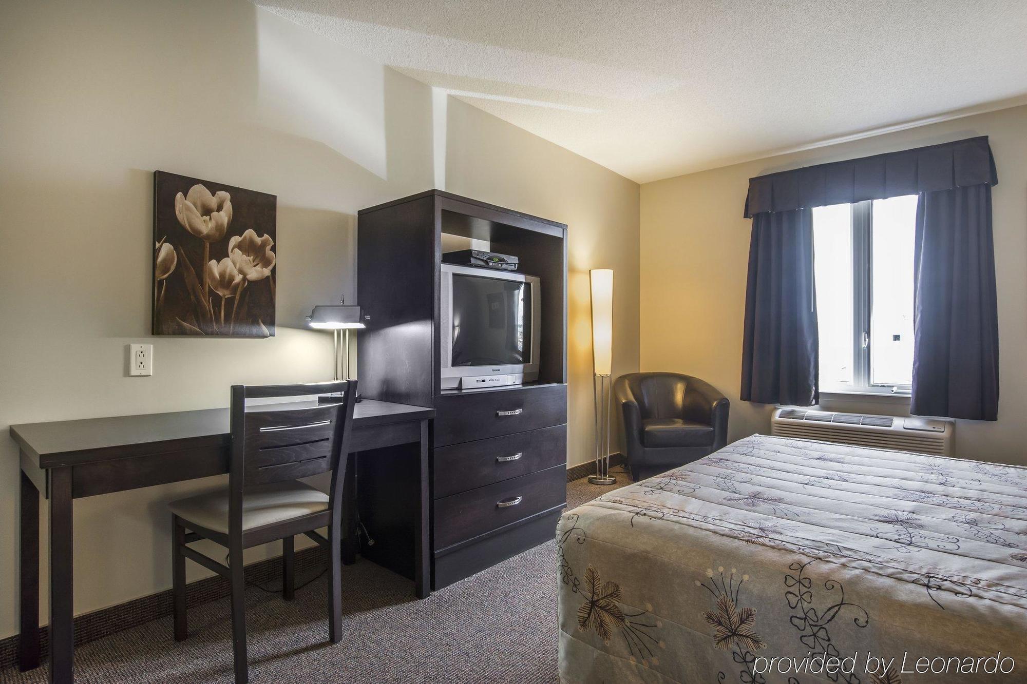 Econo Lodge Inn & Suites Saint Apollinaire Exterior foto