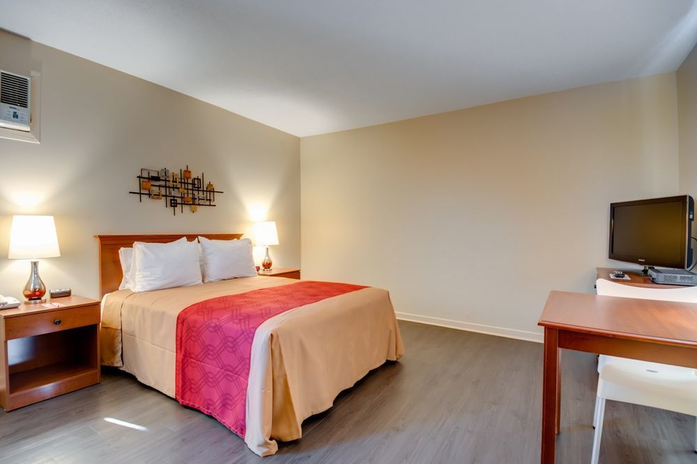 Econo Lodge Inn & Suites Saint Apollinaire Exterior foto